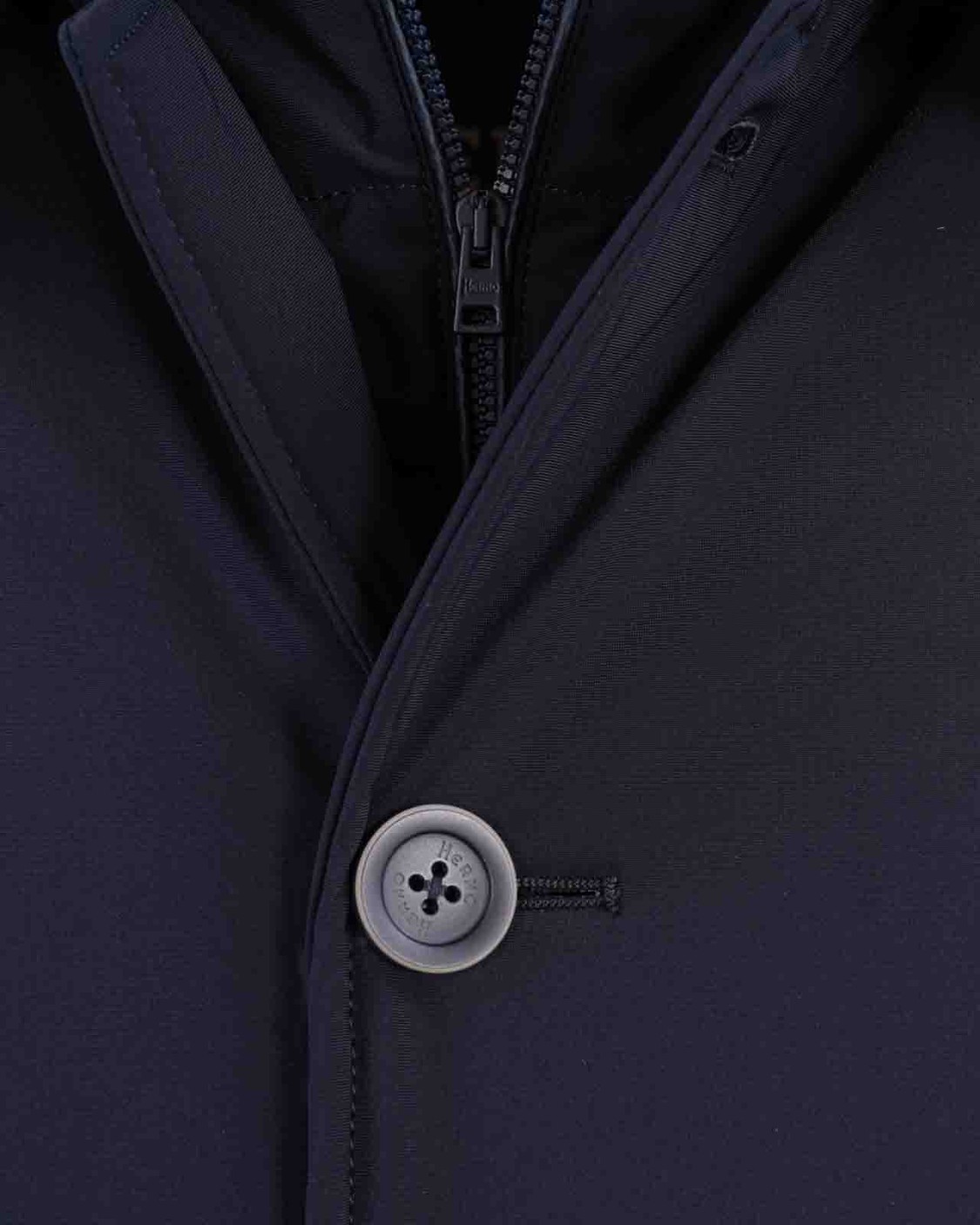 shop HERNO Saldi Impermeabile: Herno giaccone realizzato in tessuto laminato bi-stretch.
Pettorina rimovibile, utile in caso durante la stagione più fredda.
Vestibilità regolare.
Imbottitura in piuma.
Pettorina staccabile.
Chiusura con bottoni.
Tasche laterali.
Composizione: 100% Poliammide.
Made in Italy. PI0667U 12346S-9200 number 3928732